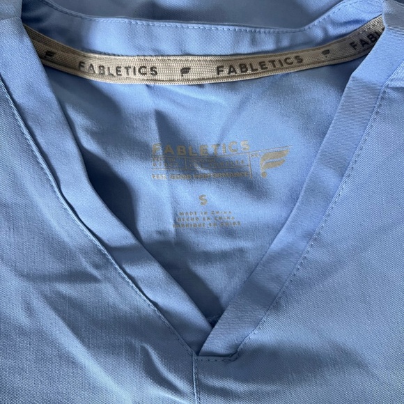 Fabletics scrub combo- three pocket top and joggers - Picture 2 of 4